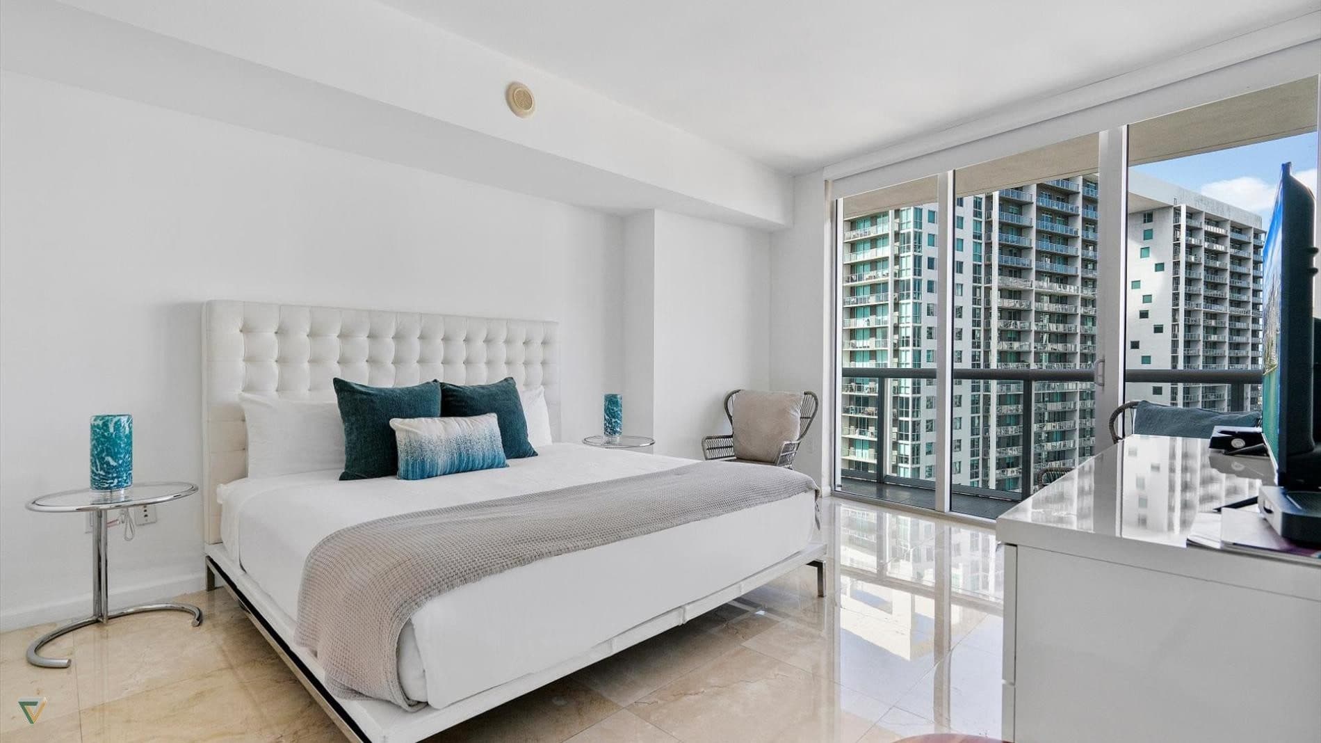 High Rise Vibe | 32nd Floor Views in FL 33131, USA