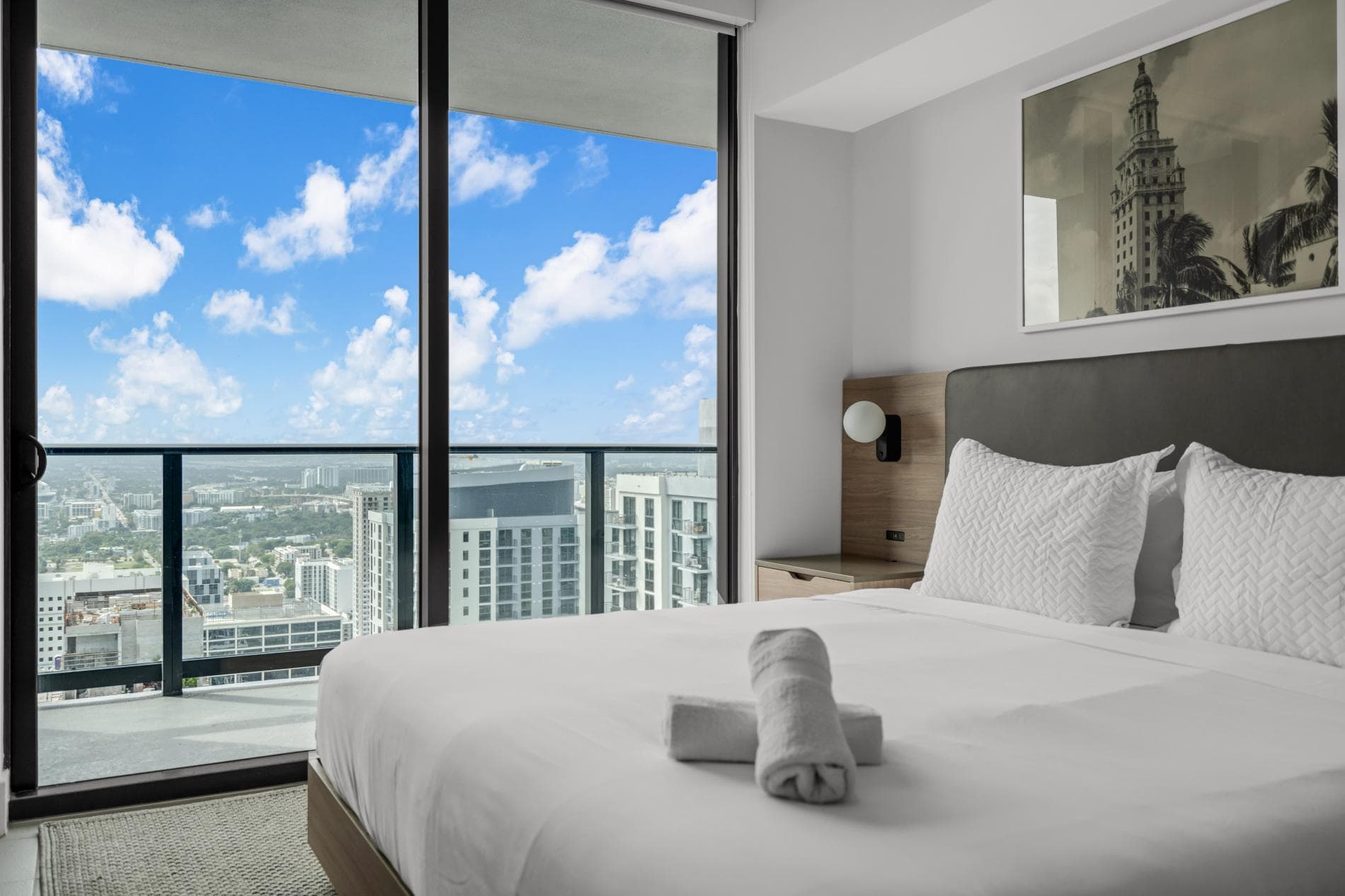 Downtown Skyline Vibe | 42nd-Floor 1BR King with Pool and Balcony in FL 33132, USA